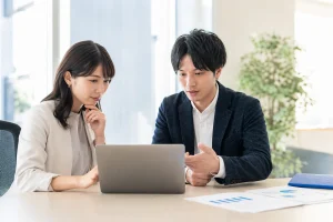SEOコンテンツ外注の費用相場と内製化の判断基準